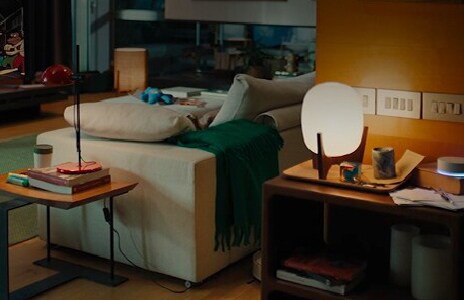 Bild av LG OLED TV med violett och guld bandbild på skärmen. LG OLED evo AI och LB pris. Årets Bästa 2024-2025.