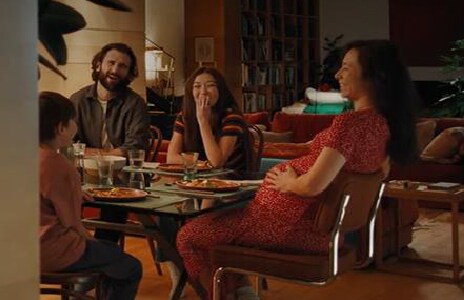 Bild av LG OLED TV med röd och blå bandbild på skärmen. LG OLED evo AI och LB pris. Årets Bästa 2024-2025.