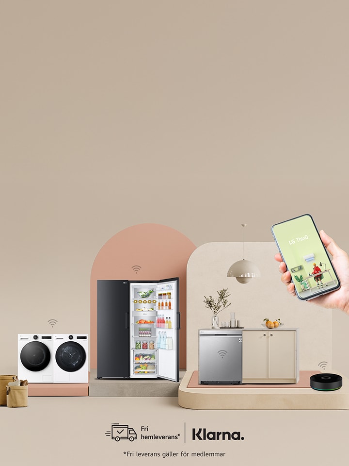 LG smarta hushållsapparater visas tillsammans, inklusive en tvättmaskin och torktumlare, ett kylskåp med öppna dörrar som visar mat inuti, en inbyggd diskmaskin och en robotdammsugare. En hand håller en smartphone som visar LG ThinQ-appen, vilket representerar smart hem-anslutning.