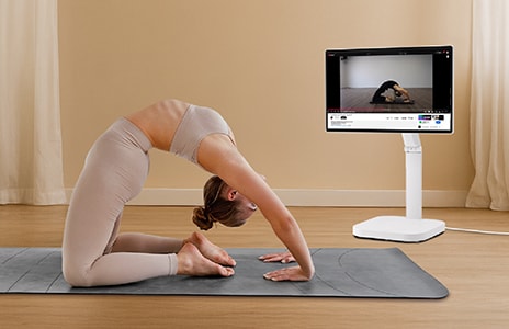 UltraGear-skärmen är lutad i en vinkel och skärmen visar en bild av Mars fallande, med pixelvågor som visas i bakgrunden.