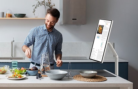 På den delade UltraGear-skärmen visar den vänstra sidan ett spel med kämpande dinosaurier, medan den högra sidan visar en shooter.