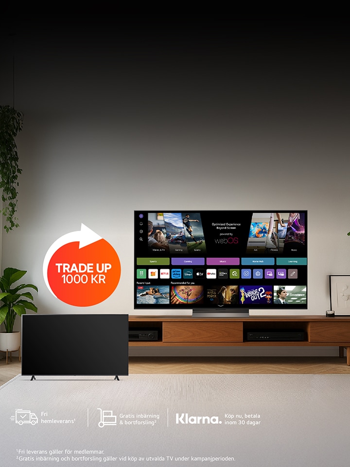 En LG-TV med bredbildsskärm i ett modernt vardagsrum som visar sitt smart-TV-gränssnitt. Den vänstra delen av skärmen är mörk med minimal vit text, medan den högra delen visar färgglada rektangulära app- och innehållsrutor ordnade i rader. Under TV:n står en låg mediebänk i trä med små dekorativa föremål.