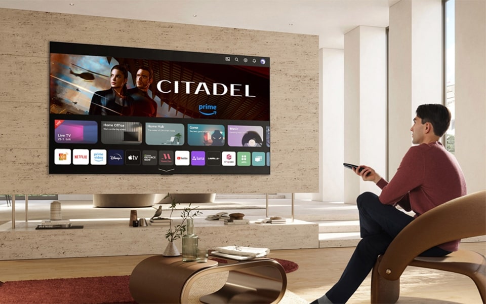 Rozhraní WebOS na obrovském nástěnném televizoru LG OLED TV
