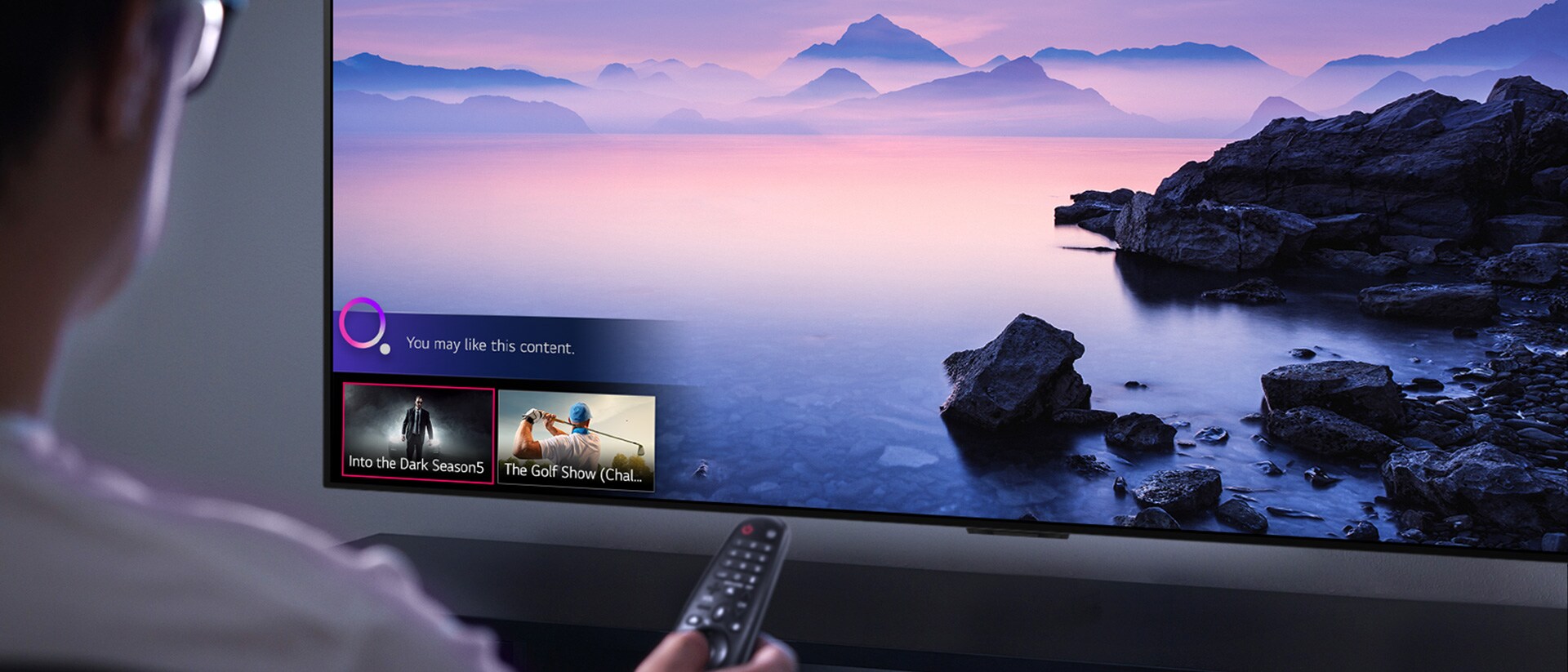 Televize namontovaná na stěnu s obrazovkou Home Dashboard a grafickými logy domácích spotřebičů pod ní