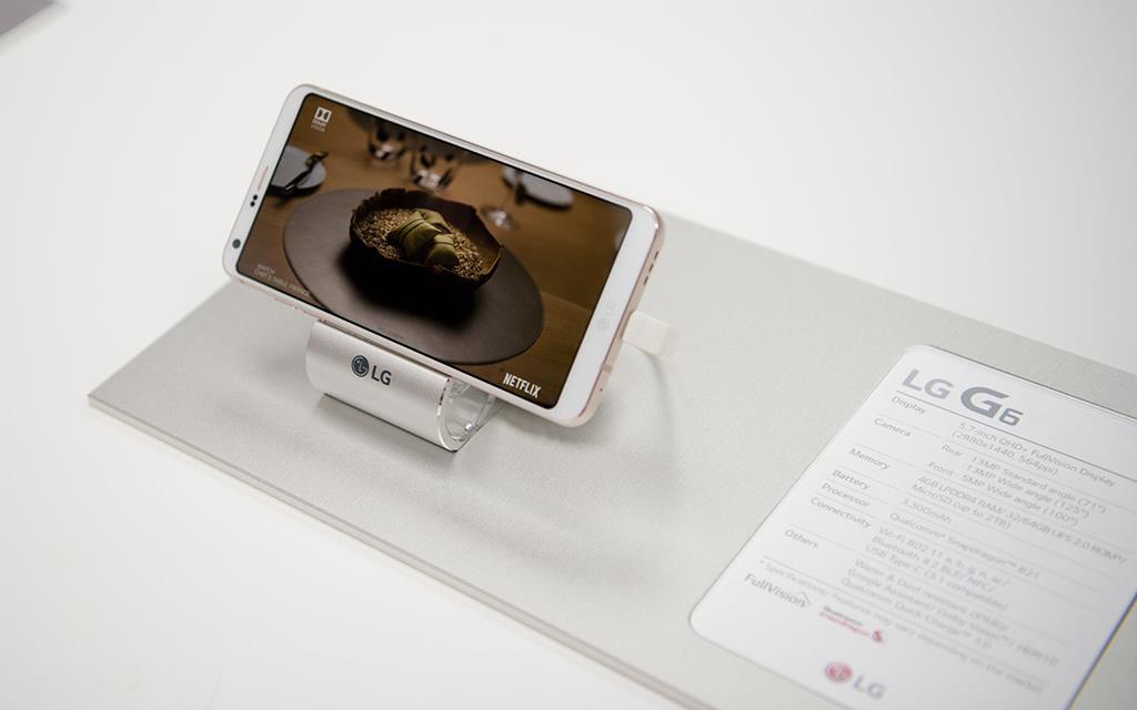 An image of new lg g6 smartphone presenting full vision display with new netflix series chef's table.