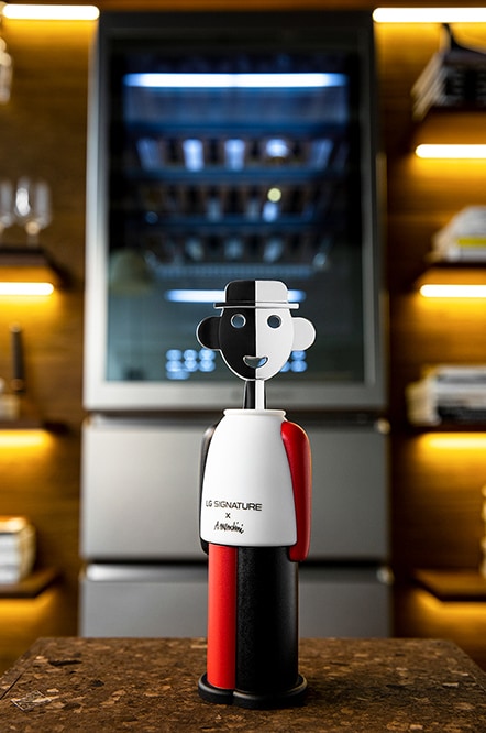 Der Korkenzieher von LG SIGNATURE mit dem Design von Alessandro Mendini vor dem Weinkühlschrank.