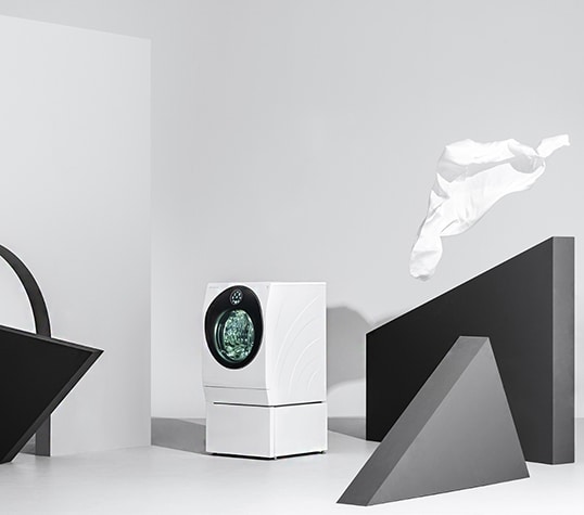 Die LG SIGNATURE Waschmaschine steht zwischen geometrischen Figuren.