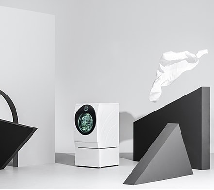 Die LG SIGNATURE Waschmaschine steht zwischen geometrischen Figuren.