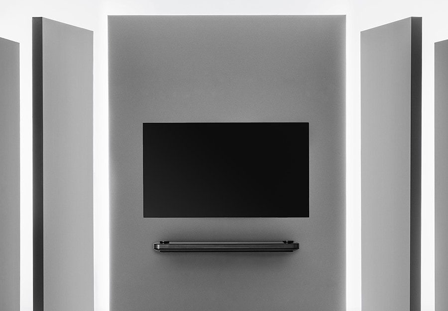 Der LG SIGNATURE OLED TV W, umgeben von Wänden