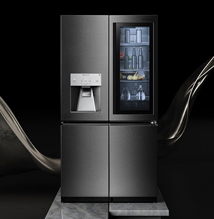 Ein Kühlschrank von LG SIGNATURE steht auf einem Marmorboden.