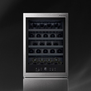 Straight-on image of the LG SIGNATURE Wine Cellar showing the glass front.
