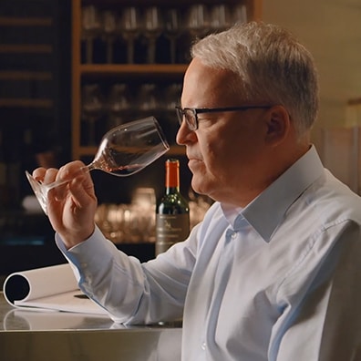 James Suckling osserva il vino nella cantinetta per vino LG SIGNATURE.
