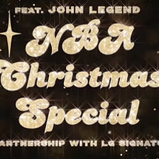 John Legend che canta 'You Deserve It All' su scene del TV arrotolabile e highlight delle partite NBA per Natale