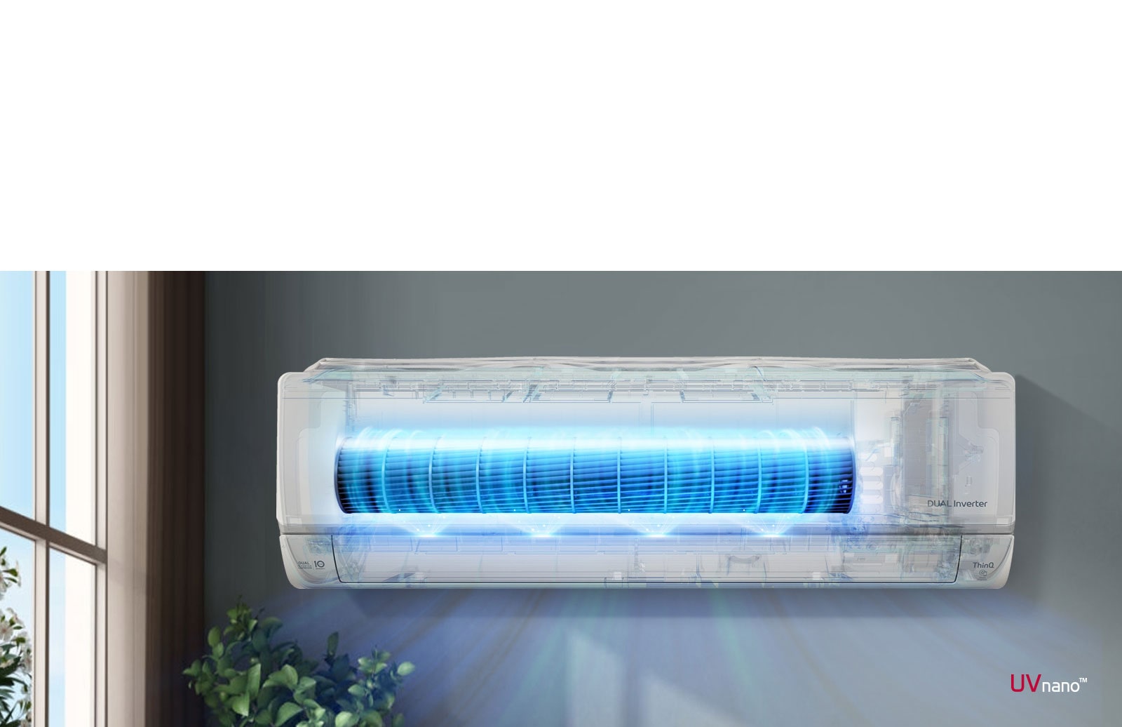 Film przedstawia widok z przodu klimatyzatora zainstalowanego na ścianie. Przód urządzenia jest prześwitujący i włącza się, aby pokazać wewnętrzne działanie. Wentylatory są podświetlone na niebiesko, aby pokazać światło UV LED, które usuwa bakterie. Z maszyny wylatuje powietrze. Logo UVnano znajduje się w prawym dolnym rogu.