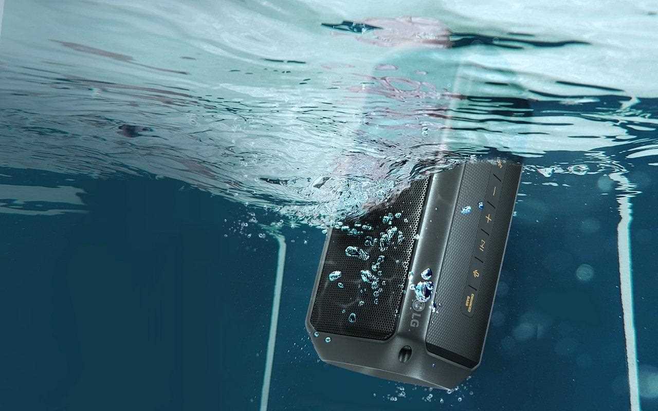 Wodoszczelny, czarny głośnik bluetooth LG PK3 zanurzony w wodzie