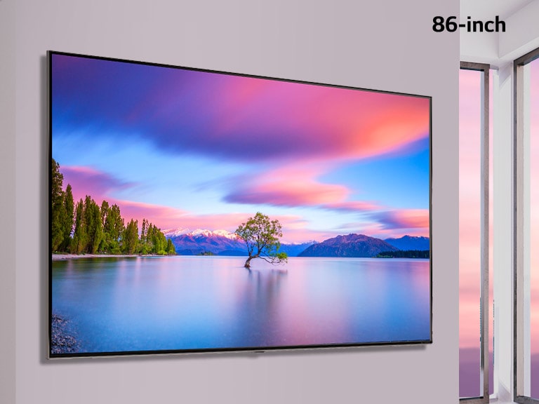 Кадр, изображающий телевизор с плоским экраном, установленный на белой стене. По мере того, как изображение прокручивается из стороны в сторону, изображение на телевизоре с 55-дюймовым экраном меняется на 86-дюймовый.