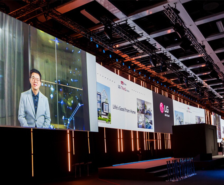 Доктор И. Пак, президент и технический директор LG Electronics, показан в прямом эфире на большом экране на пресс-конференции LG, чтобы представить новый потребительский опыт компании на IFA 2020.