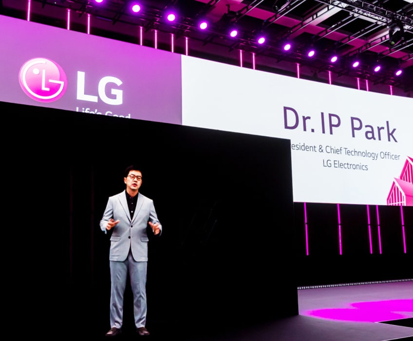 Президент и технический директор LG доктор И.П. Парк представляет на IFA 2020 видение будущего LG Electronics «Life’s Good from Home» в виде голограммы.