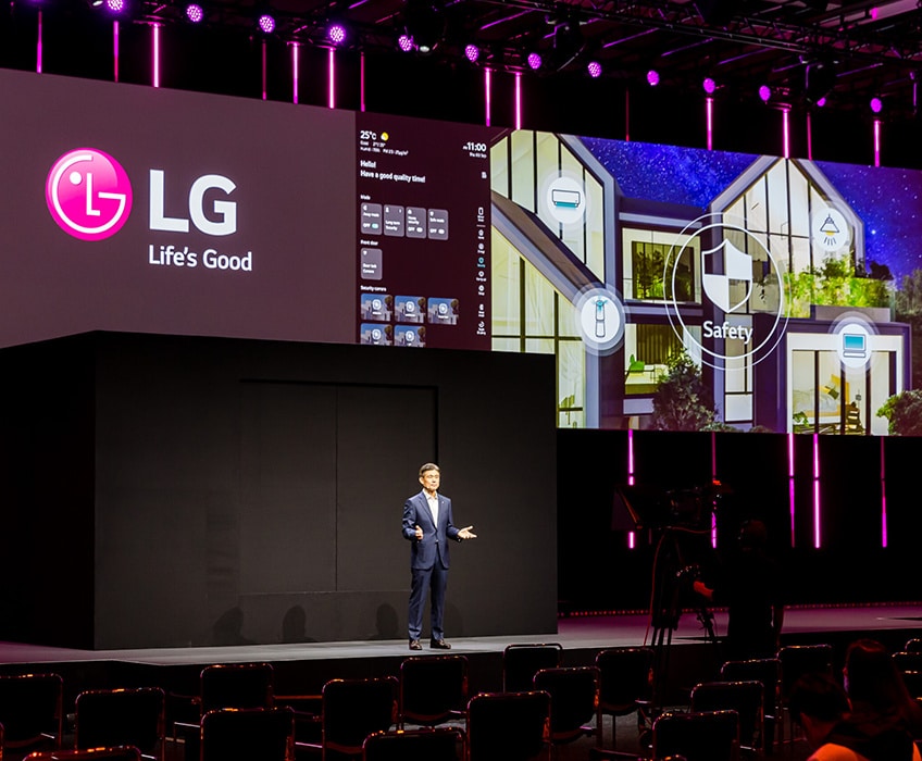 Д-р Ким Кён Хо, исполнительный вице-президент LG’s Business Solutions Europe, представляет LG ThinQ Home на сцене IFA 2020.