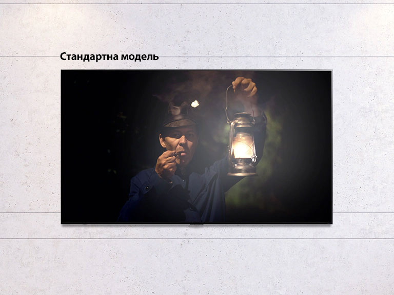Прокручуване зображення телевізора на стіні; на екрані показано темну сцену, у якій чоловік тримає лампу. Сцена показана на телевізорі звичайного розміру та телевізорі LG QNED MiniLED.