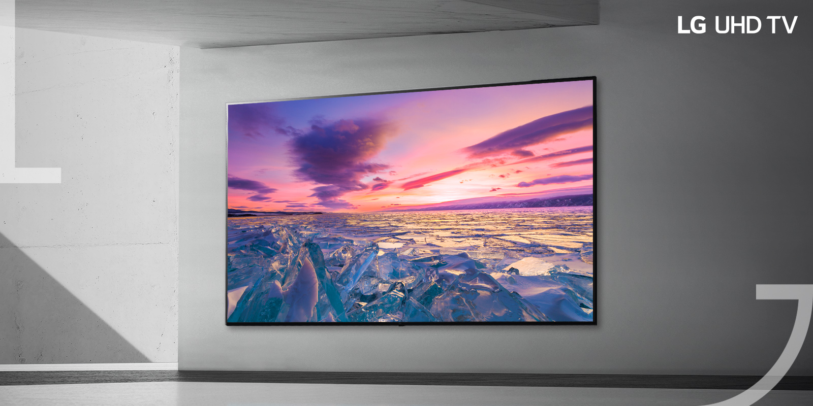 Телевизор в пустой комнате с изображением яркого живописного заката.