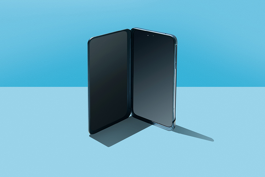 Смартфон LG G8X ThinQ на синем фоне